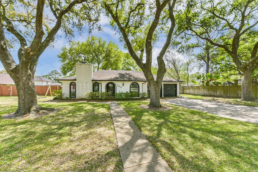 Unit for sale at 105 W Wildwinn Drive, Alvin, TX 77511