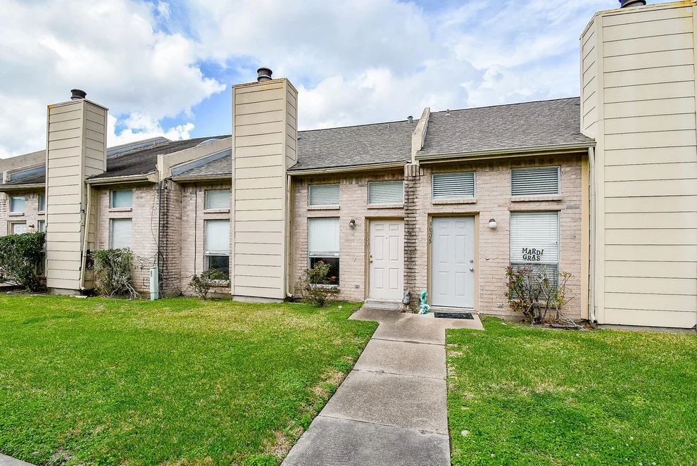 Unit for sale at 3007 Creekview Drive, Missouri City, TX 77459