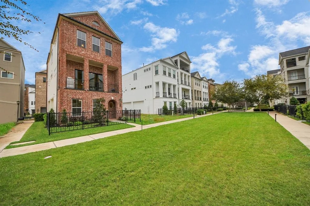 Unit for sale at 903 Blackshire Ln, Houston, TX 77055