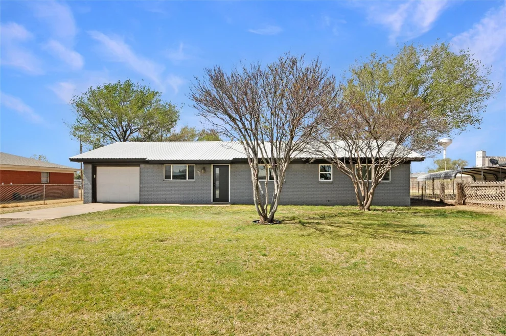Unit for sale at 904 Avenue D, Bovina, TX 79009