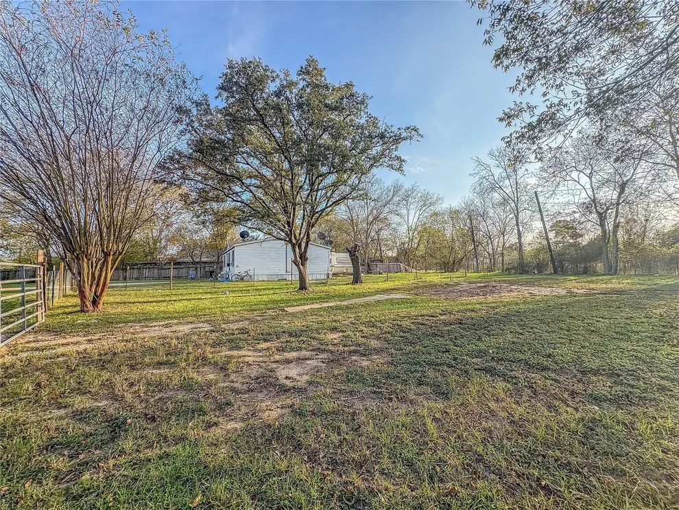 Unit for sale at 907 Westview Circle, Caldwell, TX 77836