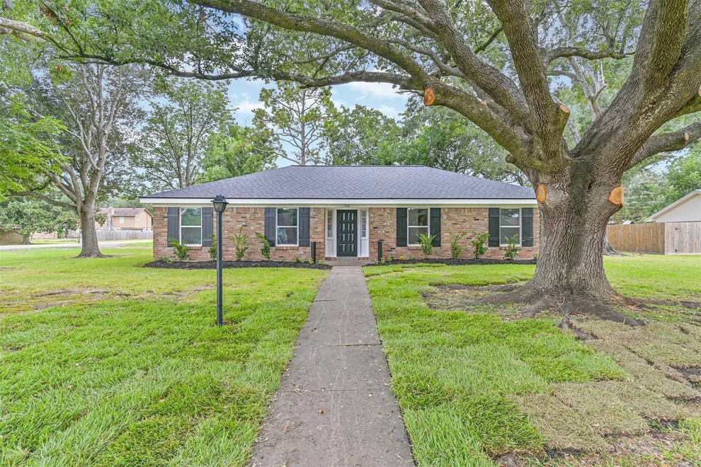 Unit for sale at 102 E Wildwinn Dr Drive, Alvin, TX 77511