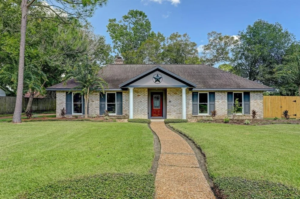 Unit for sale at 711 Quaker Drive, Friendswood, TX 77546