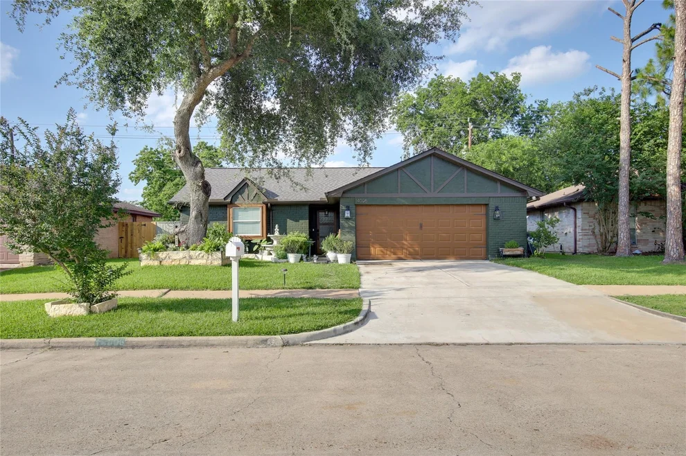 Unit for sale at 14006 Towneway Drive, Sugar Land, TX 77498
