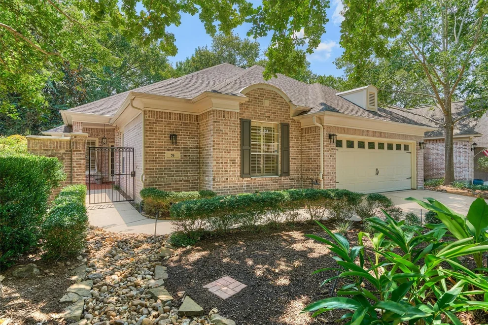 Unit for sale at 74 S Castlegreen Circle, The Woodlands, TX 77381