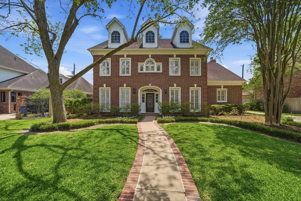 Unit for sale at 3 Martin Lane, Spring Valley Village, TX 77055
