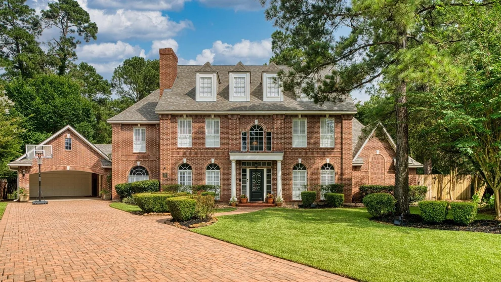 Unit for sale at 18 E Wedgemere Court, The Woodlands, TX 77381