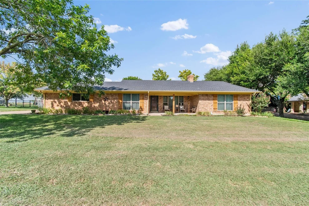 Unit for sale at 308 Lakeshore Drive, Waxahachie, TX 75165