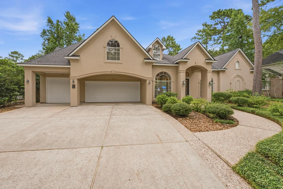 Unit for sale at 54 N Wooded Brook Circle, The Woodlands, TX 77382