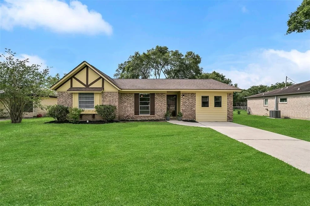 Unit for sale at 108 Annette Lane, Friendswood, TX 77546