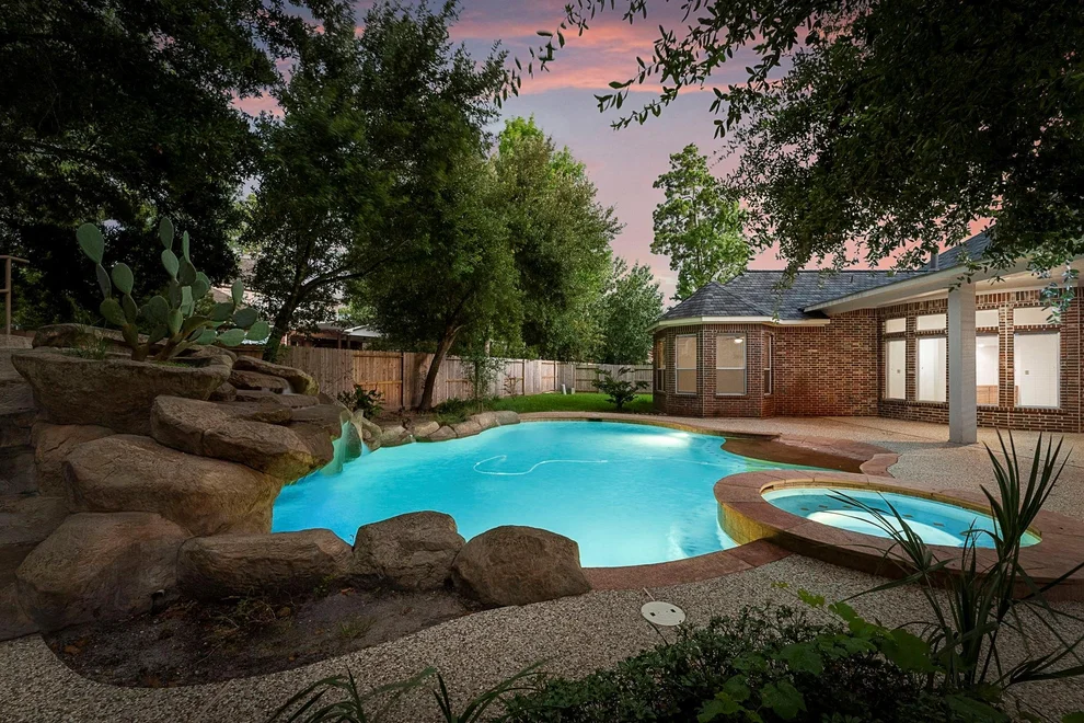 Unit for sale at 6 Hithervale Court, The Woodlands, TX 77382