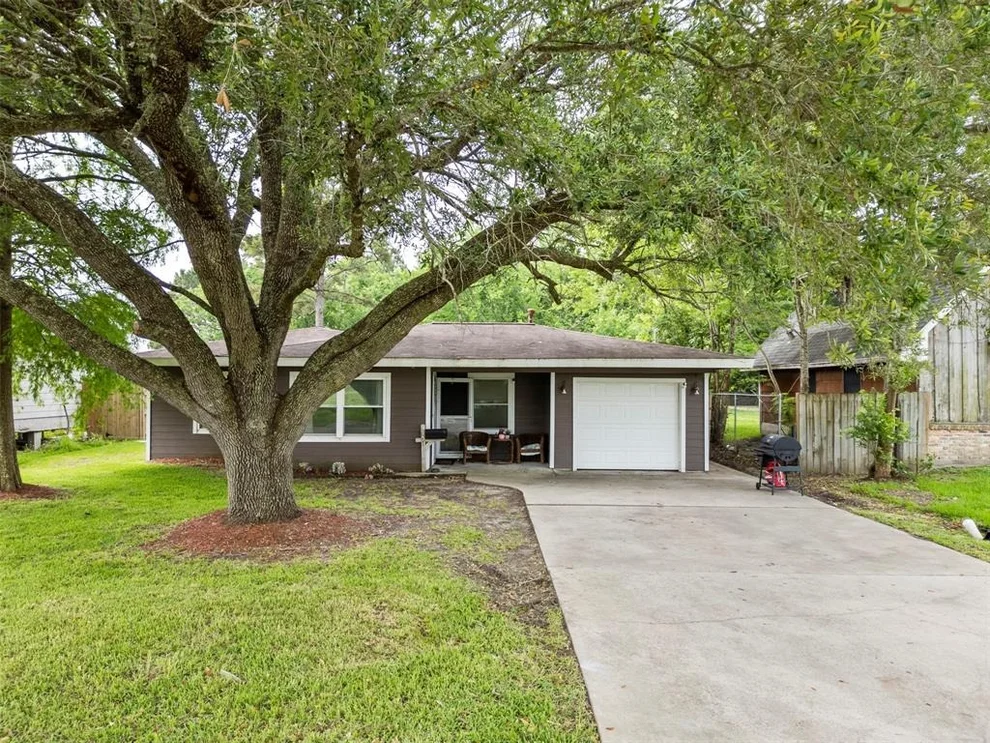 Unit for sale at 915 Temple Drive, Hitchcock, TX 77563