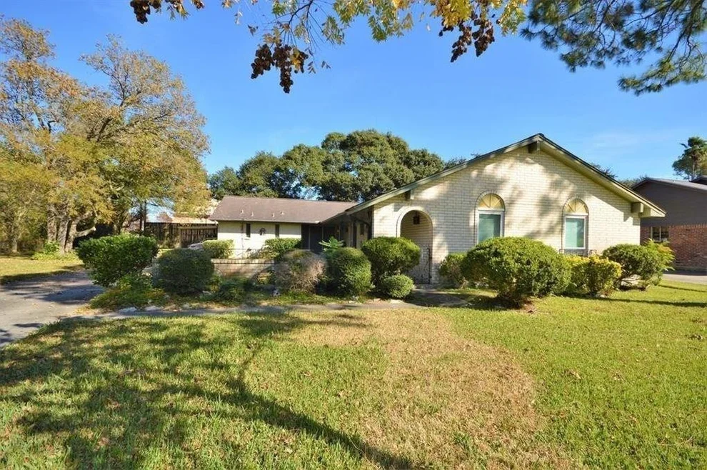 Unit for sale at 114 Lafayette Lane, League City, TX 77573
