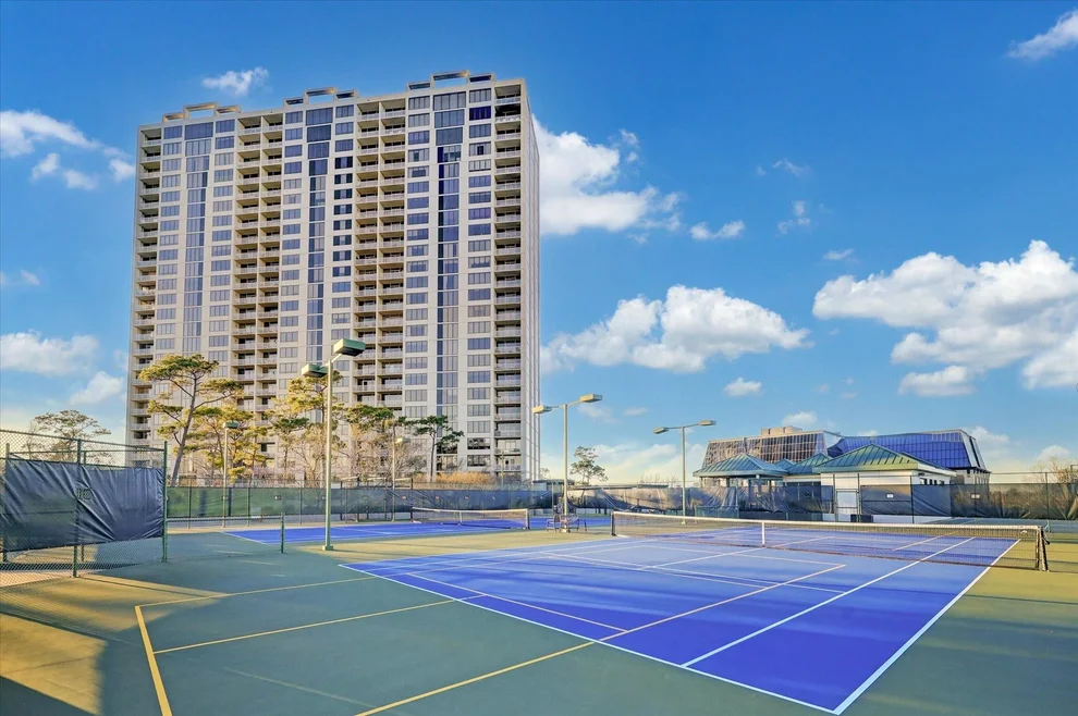Unit for sale at 121 N Post Oak Lane, Houston, TX 77024