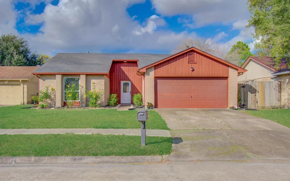 Unit for sale at 2711 N Belgravia Drive, Pearland, TX 77584
