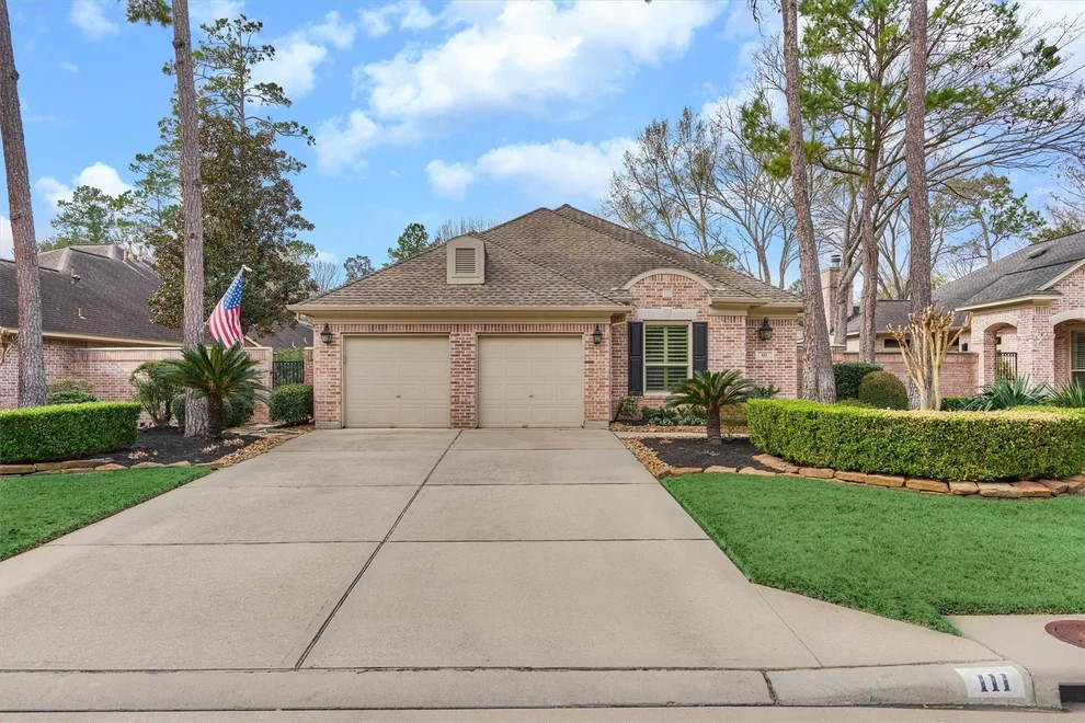 Unit for sale at 111 S Castlegreen Circle, The Woodlands, TX 77381