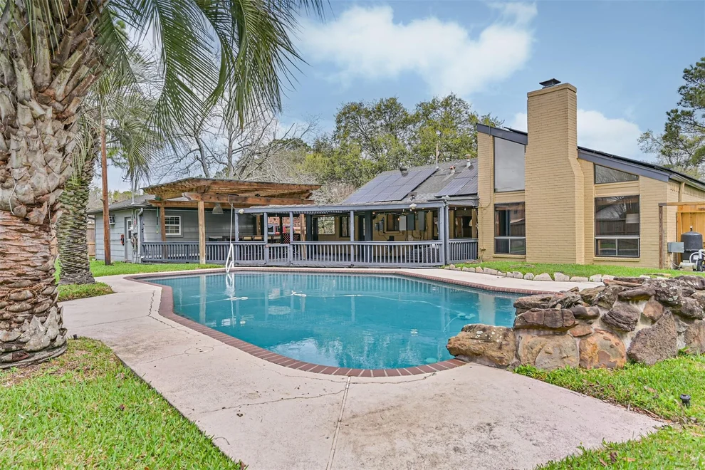 Unit for sale at 910 Evergreen Drive, Friendswood, TX 77546