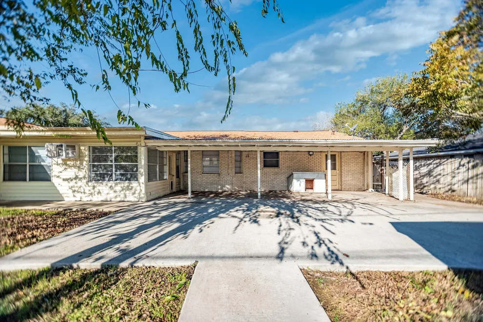 Unit for sale at 1106 Brookhollow Drive, Port Lavaca, TX 77979