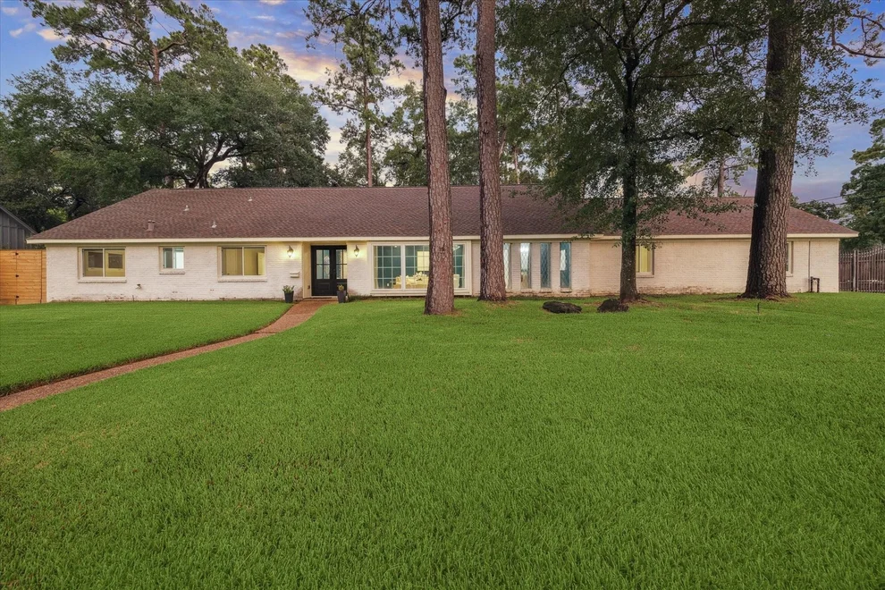 Unit for sale at 102 Stoney Creek Drive, Houston, TX 77024