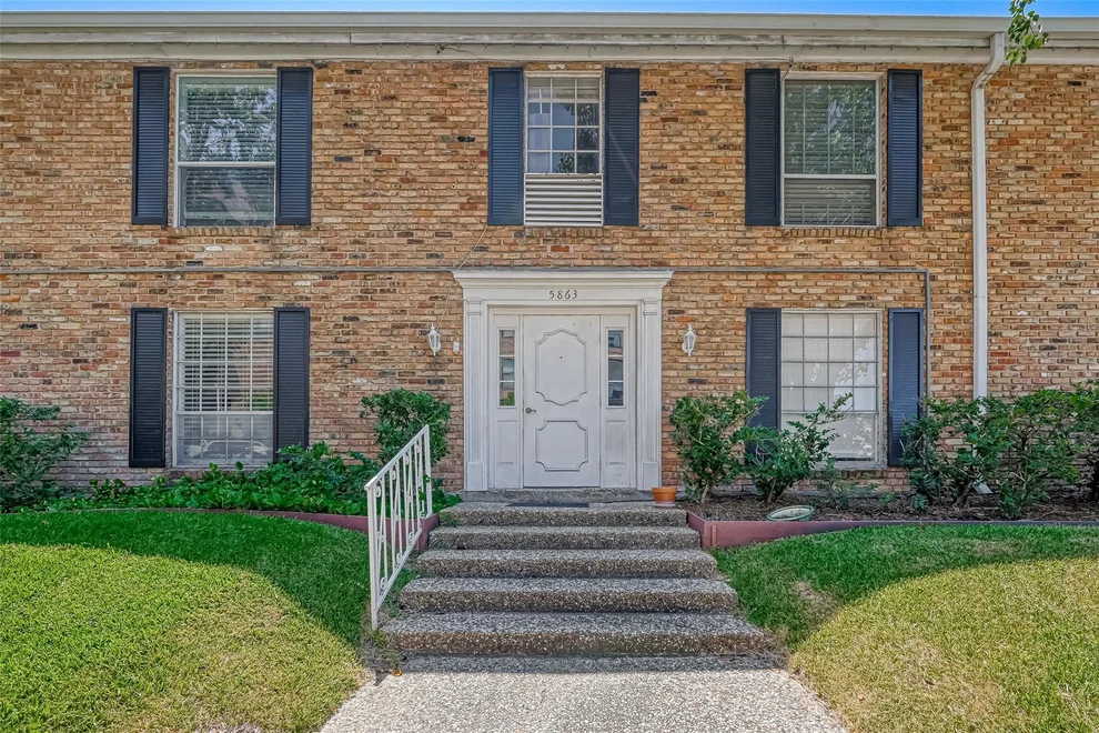 Unit for sale at 5863 Inwood Drive, Houston, TX 77057