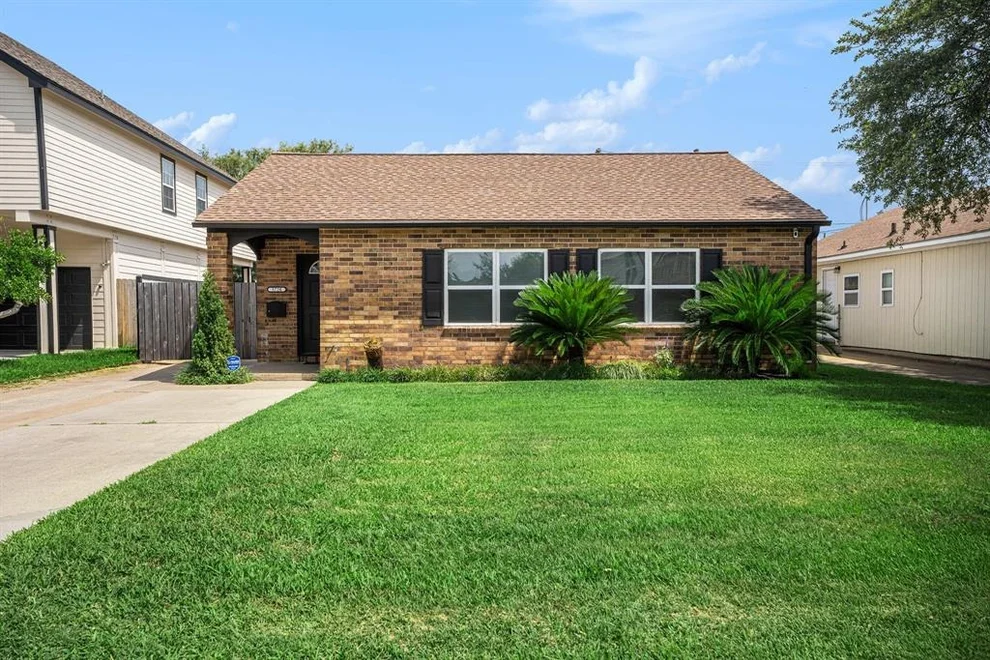 Unit for sale at 5720 Fraser Avenue, Galveston, TX 77551
