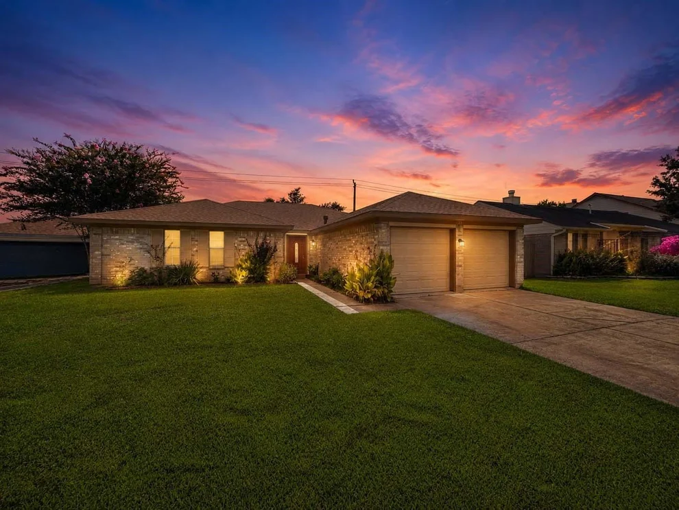 Unit for sale at 39 Oak Harbor Drive, Houston, TX 77062