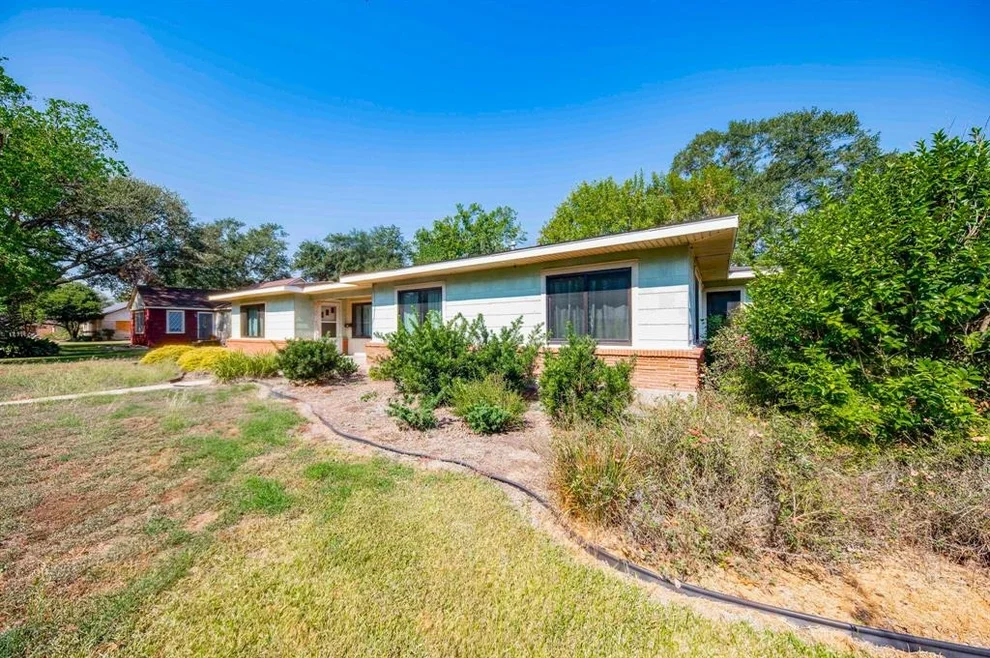 Unit for sale at 1002 Alvin Street, El Campo, TX 77437