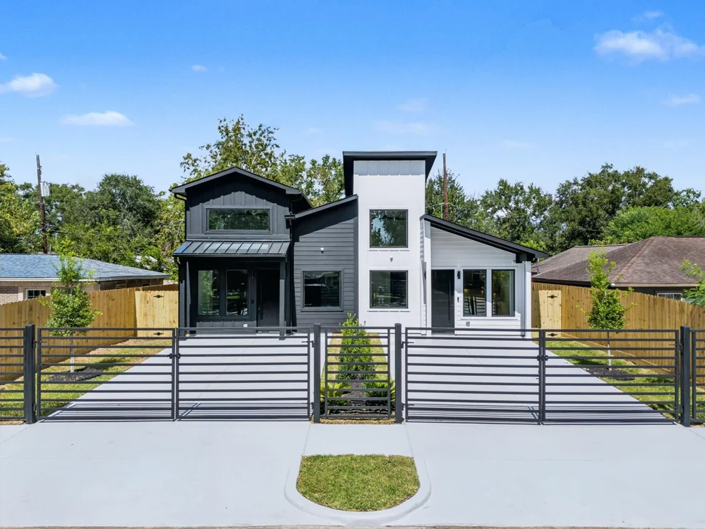 Unit for sale at 5029 Van Fleet Street, Houston, TX 77033