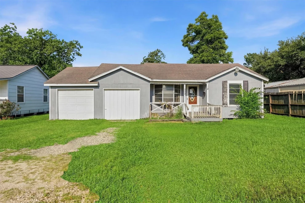 Unit for sale at 509 W Oak Street, Highlands, TX 77562