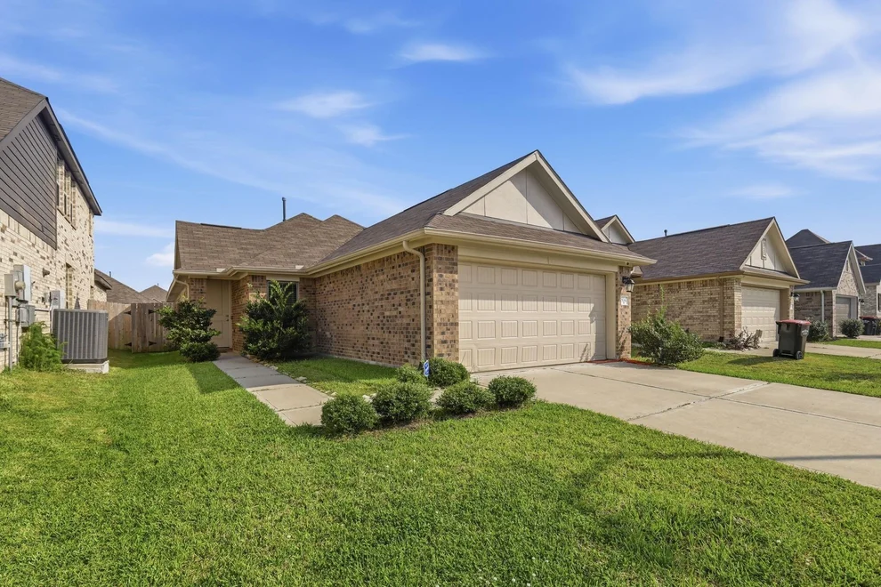 Unit for sale at 5047 Aspen Orchard Drive, Houston, TX 77066