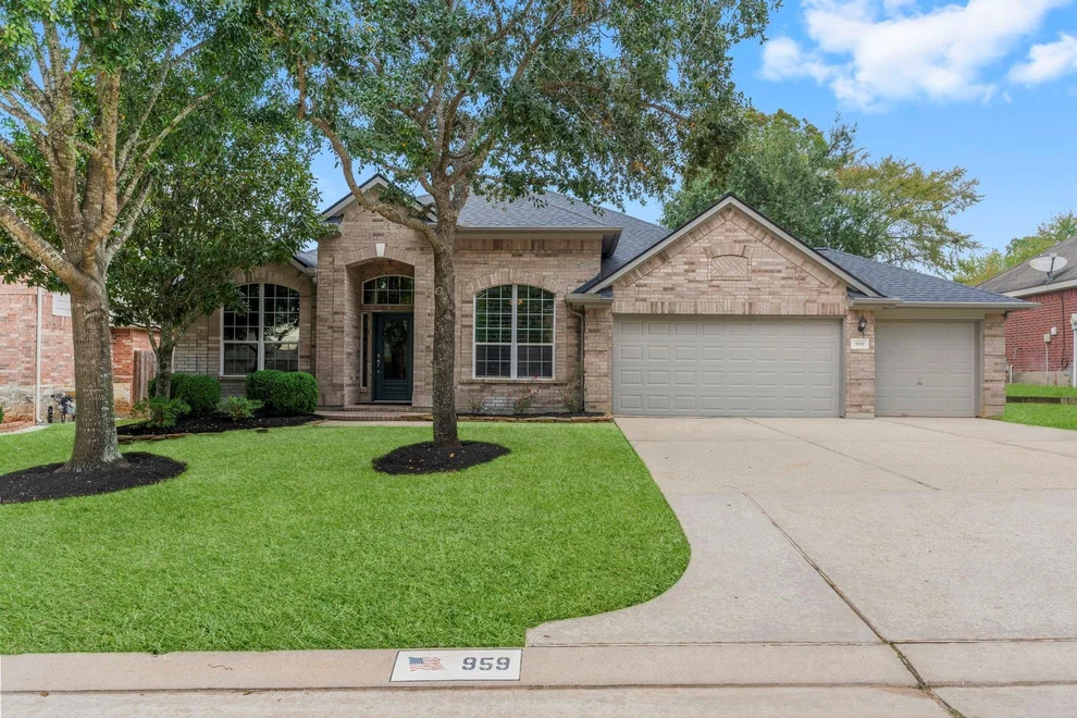 Unit for sale at 959 Stoneglade Drive, Conroe, TX 77301