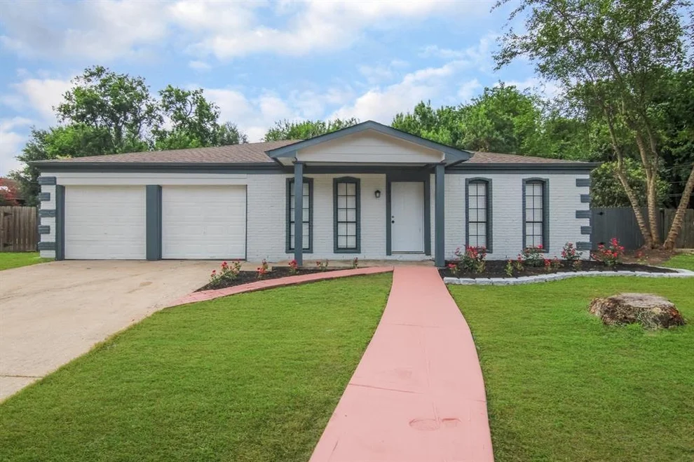 Unit for sale at 11835 S Ridgewood Circle, Houston, TX 77071