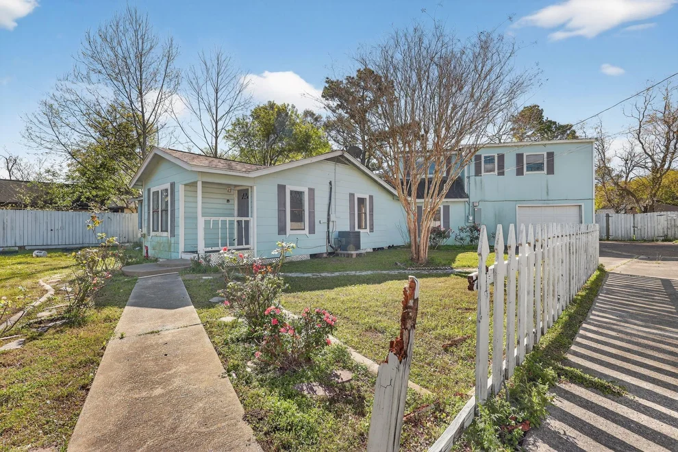 Unit for sale at 712 E Peach Street, Angleton, TX 77515