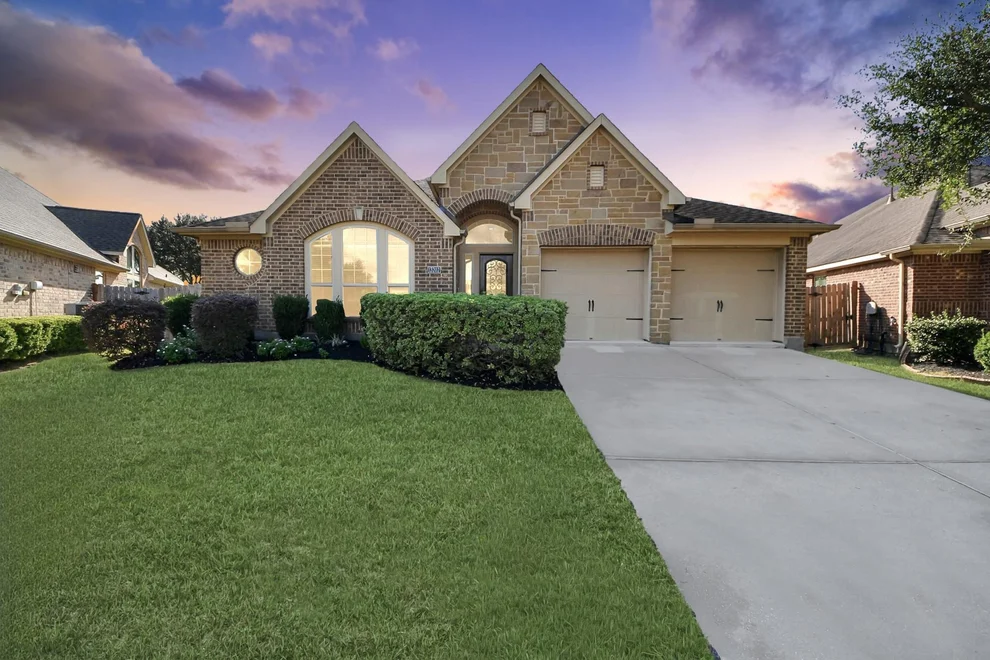 Unit for sale at 13202 Lone Creek Lane, Pearland, TX 77584