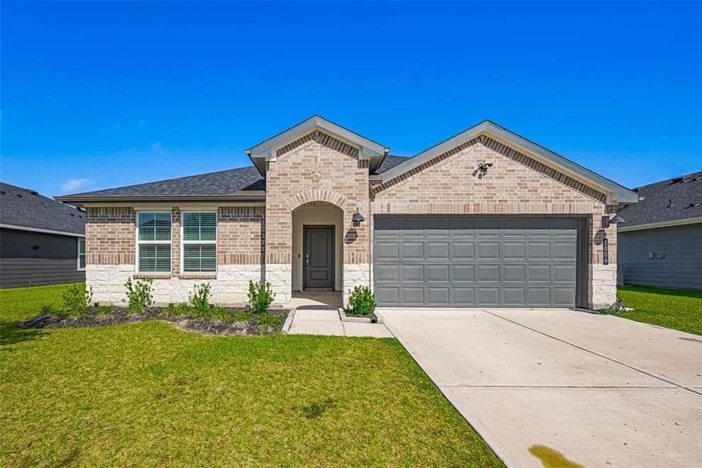 Unit for sale at 1004 Great Barracuda Lane, Alvin, TX 77511