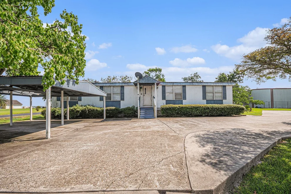 Unit for sale at 411 Avenue G, San Leon, TX 77539