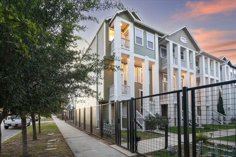 Unit for sale at 615 W 24th Street, Houston, TX 77008