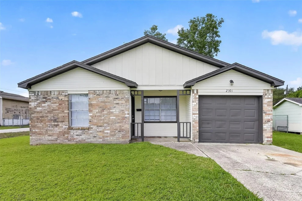 Unit for sale at 2301 7th Avenue N, Texas City, TX 77590