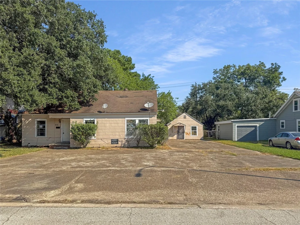 Unit for sale at 210 Park Street, Baytown, TX 77520