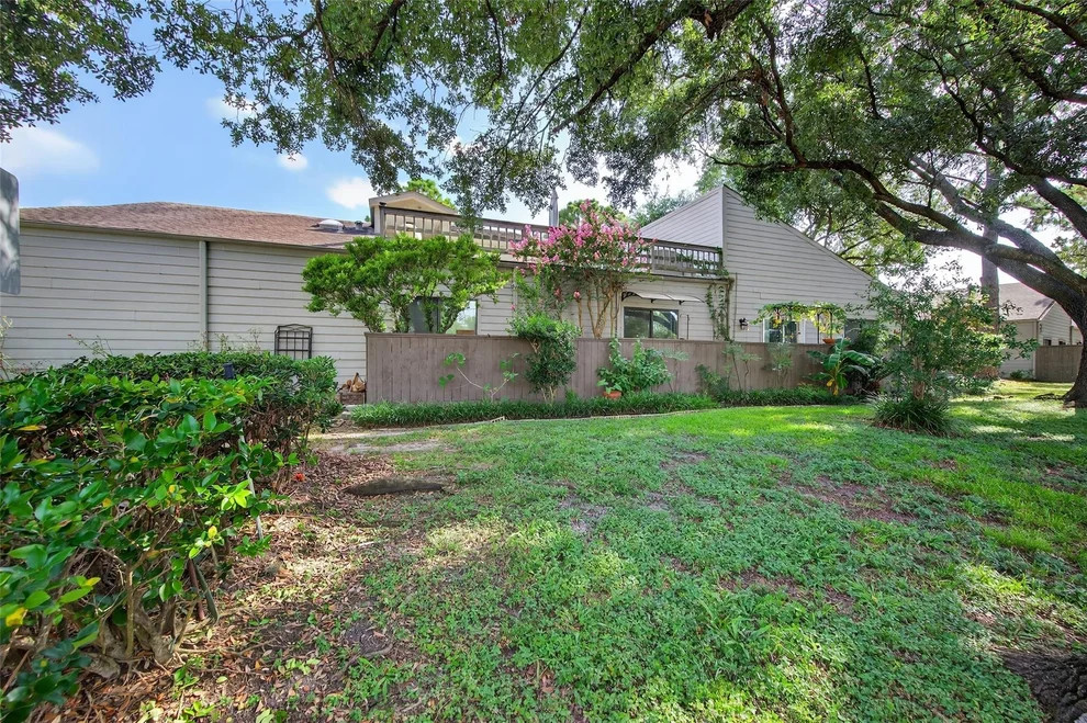 Unit for sale at 11603 Lakeside Place Drive, Houston, TX 77077