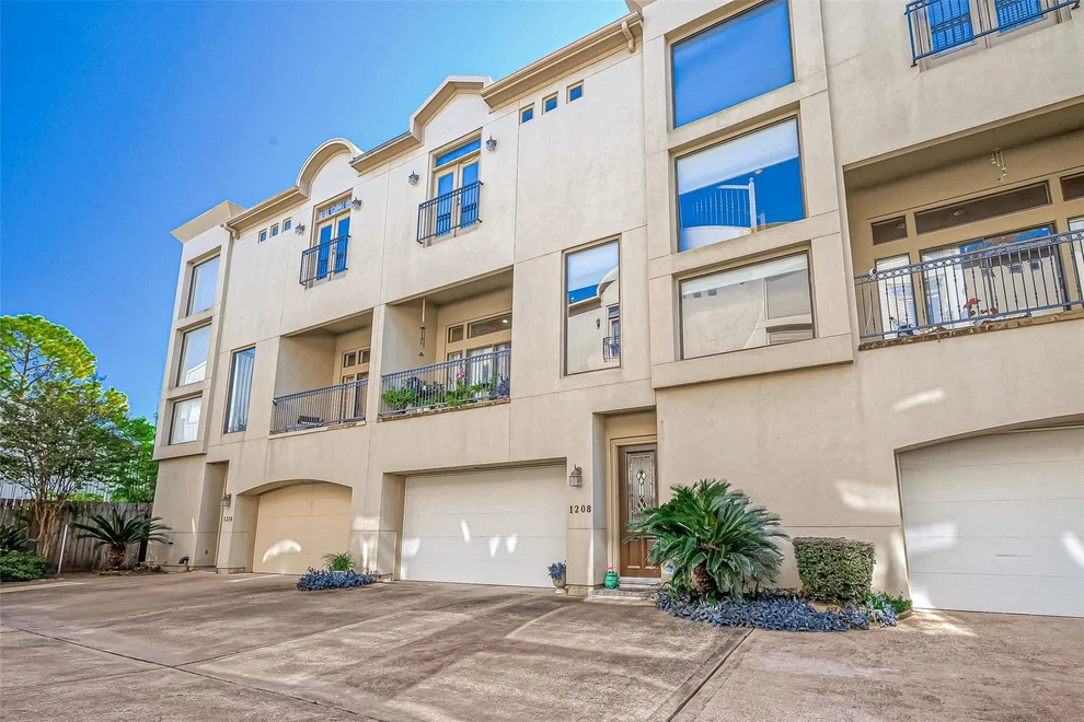 Unit for sale at 1208 Birdsall Street, Houston, TX 77007
