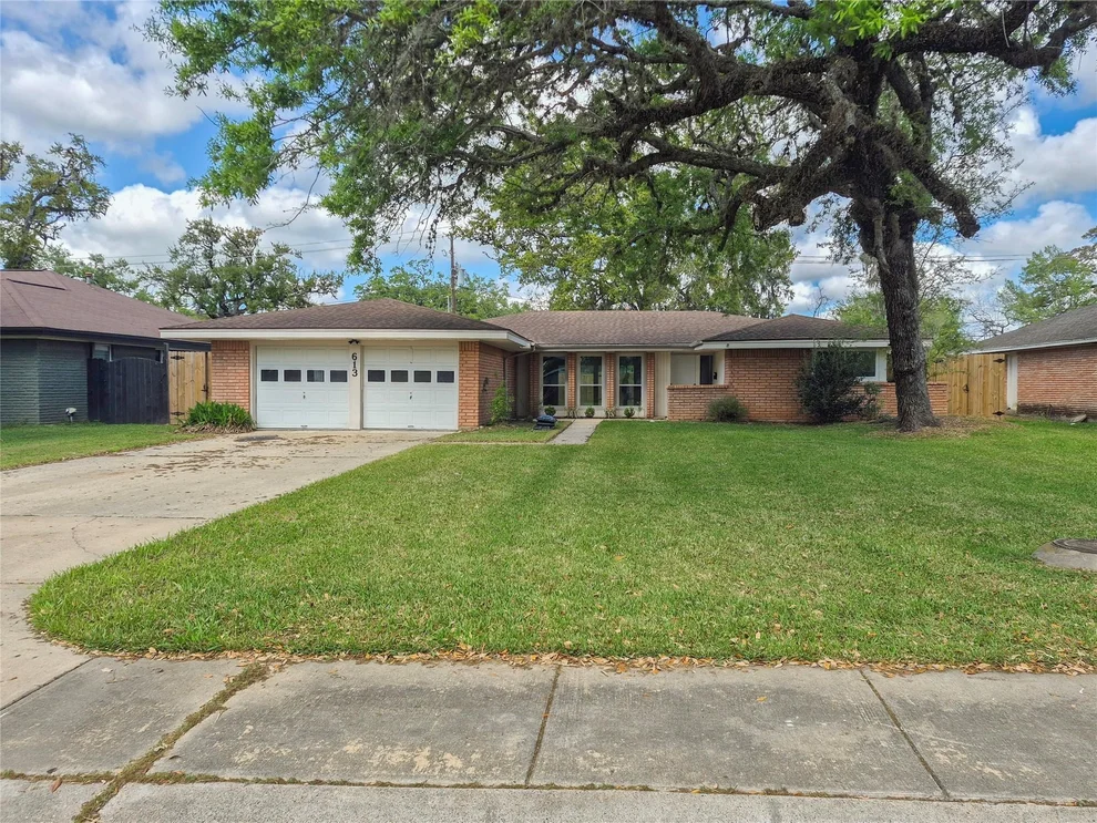 Unit for sale at 613 Magnolia, Lake Jackson, TX 77566