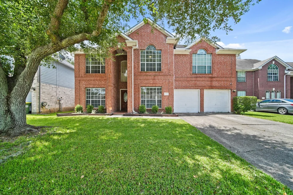 Unit for sale at 3530 Chatwood, Pearland, TX 77584