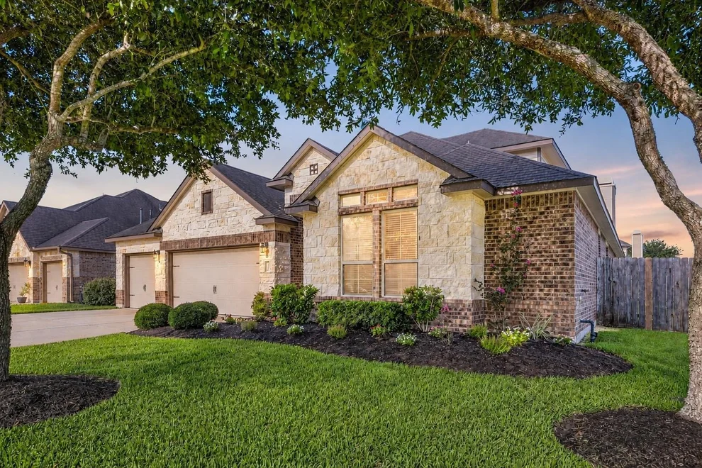 Unit for sale at 732 Somerset Landing Lane, League City, TX 77573