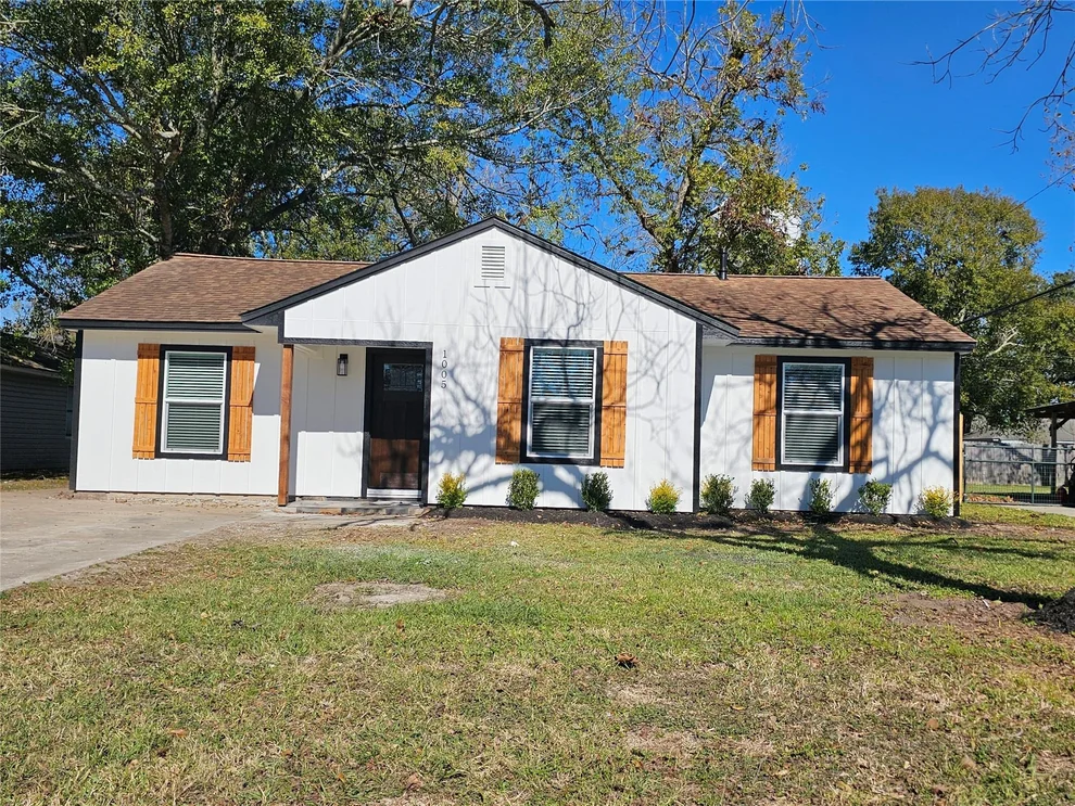 Unit for sale at 1005 Robinhood Lane, Angleton, TX 77515