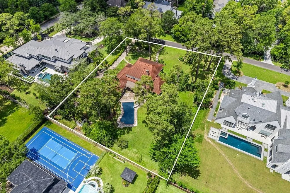 Unit for sale at 7 Tokeneke Trail, Houston, TX 77024
