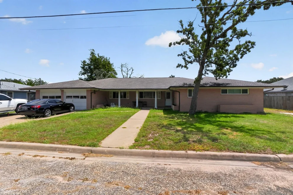 Unit for sale at 380 S Wilson Avenue, Giddings, TX 78942