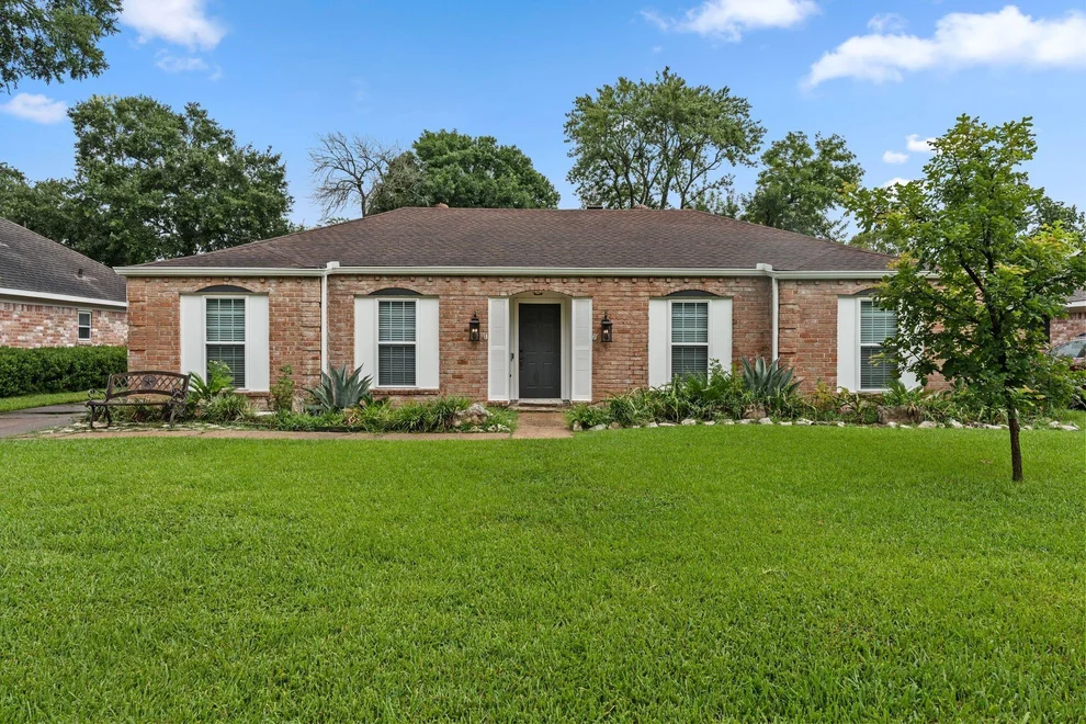 Unit for sale at 13714 Lynnwood Lane, Sugar Land, TX 77498