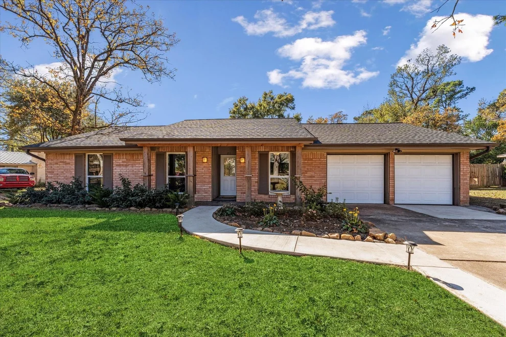 Unit for sale at 215 Hillcrest Drive, Conroe, TX 77303