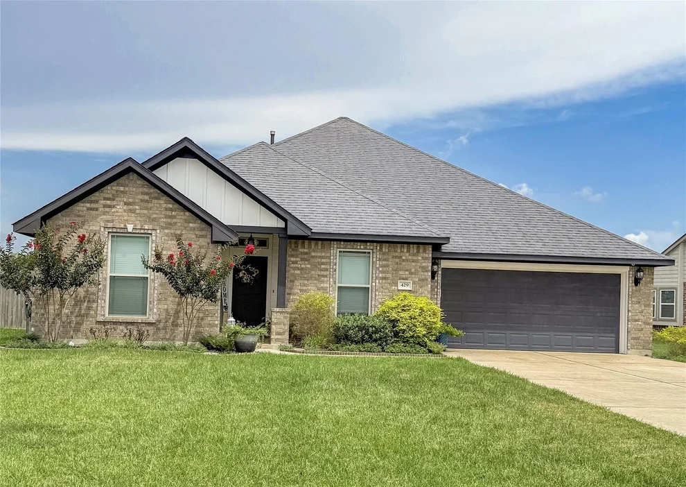 Unit for sale at 429 Twin Lakes Boulevard W, West Columbia, TX 77486